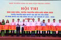 Bí thư Tỉnh ủy Gia Lai Thái Đại Ngọc (bên trái) tặng quà lưu niệm cho đại diện lãnh đạo Ban Tuyên giáo và Dân vận Trung ương. Ảnh: Trọng Lợi