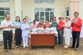 Khám bệnh, cấp thuốc và tặng 200 suất quà cho người dân xã Ia Khươl