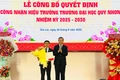 Thứ trưởng Bộ Giáo dục và Đào tạo Nguyễn Văn Phúc trao quyết định, tặng hoa chúc mừng PGS.TS. Đoàn Đức Tùng. 