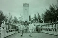 Bác Hồ cùng các đồng chí lãnh đạo Đảng, Nhà nước tới đặt vòng hoa viếng các liệt sĩ tại Nghĩa trang Mai Dịch, Hà Nội.