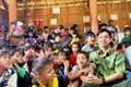 Tặng quà cho trẻ em ở xã Vĩnh Sơn.