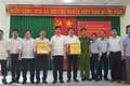 Phó Chủ tịch UBND tỉnh Lâm Hải Giang tặng quà của Tỉnh ủy, HĐND, UBND, UBMTTQVN tỉnh cho xã Hòa Hội. Ảnh: Kim Hường
