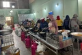 Công nhân chế biến cơm rang không đảm bảo an toàn.