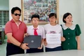 Tặng quà cho Gia Khánh tại trụ sở Hội. Ảnh: D.L