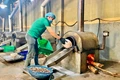 Phương pháp rang thủ công sẽ giữ lại vị ngọt, bùi và vị ngậy đặc trưng mà không loại hạt điều công nghiệp nào sánh bằng. Ảnh: Vũ Thảo