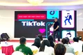 Tiktoker-Nhà sáng tạo nội dung Trần Việt Anh sở hữu kênh TikTok “Anh bộ đoại” chia sẻ kinh nghiệm trong livestream. Ảnh: V.T