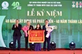 Phó Chủ tịch UBND tỉnh Dương Mah Tiệp tặng cờ thi đua của UBND tỉnh cho Công ty TNHH một thành viên cao su Chư Păh. 