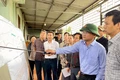 Phó Chủ tịch UBND tỉnh Nguyễn Tự Công Hoàng kiểm tra hiện trường tại Dự án Khu dân cư đường Nguyễn Văn Linh. Ảnh: Vũ Thảo