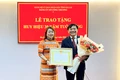 Đồng chí Phạm Văn Binh-Bí thư Đảng ủy, Giám đốc Sở Công thương Gia Lai đã nhận Huy hiệu 30 năm tuổi Đảng. Ảnh: Vũ Thảo