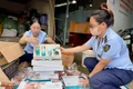 Chi cục Quản lý thị trường tỉnh tiêu hủy mỹ phẩm không rõ nguồn gốc, xuất xứ. Ảnh: Vũ Thảo