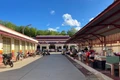 Hiện nay, việc thu hút các hộ kinh doanh vào mua bán tại chợ đang gặp nhiều khó khăn. Ảnh: V.T