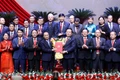 Ủy viên Bộ Chính trị, Trưởng Ban Tuyên giáo và Dân vận Trung ương Nguyễn Trọng Nghĩa trao quyết định và tặng hoa chúc mừng tân Bí thư Tỉnh ủy Gia Lai Thái Đại Ngọc. Ảnh: Hồng Phúc