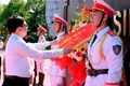 Bí thư Tỉnh ủy Hồ Quốc Dũng thành kính dâng hoa trước Tượng đài Nguyễn Sinh Sắc-Nguyễn Tất Thành. 