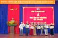 Đảng ủy các phường Pleiku và Hoài Nhơn Nam trao tặng, truy tặng Huy hiệu Đảng đợt 19-5