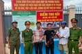 Người dân tự nguyện giao nộp kiếm, súng săn tự chế cho Công an xã Bình Hiệp (tỉnh Gia Lai).