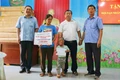 Trao khoản tiền hỗ trợ cho hai anh em mang di chứng da cam tại xã Al Bá