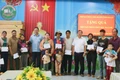 Tặng quà cho nạn nhân chất độc da cam ở xã Al Bá