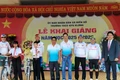 CLB Xe đạp Đại Đoàn Kết Gia Lai tặng quà cho học sinh khó khăn xã Biển Hồ