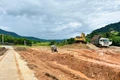 Nhà thầu tăng cường thêm máy móc, thiết bị xây dựng các hạng mục còn lại tại dự án sắp xếp, bố trí, ổn định dân cư làng Tăng Lăng. Ảnh: D.Đ