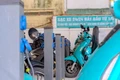 Đua nhau mở quán cà phê kết hợp sạc xe điện: Coi chừng bị phạt