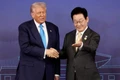 Tổng thống Hàn Quốc Lee Jae Myung (phải) và Tổng thống Mỹ Donald Trump trong cuộc hội đàm tại Gyeongju, tỉnh Bắc Gyeongsang ngày 29/10. (Nguồn: Yonhap/TTXVN)