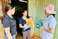 Nhân viên y tế xã Đak Sơmei tuyên truyền, hướng dẫn chị Keo (ở giữa, làng Đê Gôh) cách chăm sóc sức khỏe bà mẹ, trẻ em. Ảnh: Như Nguyện