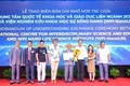 Trung tâm ICISE và Viện Nghiên cứu Khoa học sự sống Nano trao biên bản ghi nhớ hợp tác. Ảnh: An Nhiên