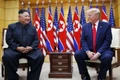 Tổng thống Mỹ Donald Trump (phải) và nhà lãnh đạo Triều Tiên Kim Jong Un tại cuộc gặp ở làng đình chiến Panmunjom ở biên giới liên Triều, ngày 30-6-2019. Ảnh: Yonhap/TTXVN