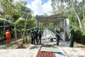 Lực lượng chức năng phường Quy Nhơn Nam cưỡng chế tháo dỡ công trình xây dựng trái phép. Ảnh: C.L