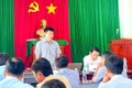 Chủ tịch UBND xã Đề Gi Võ Văn Tài gặp gỡ, lắng nghe người dân ở thôn Hòa Hiệp. Ảnh: ĐVCC