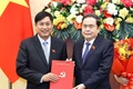 Chủ tịch Quốc hội Trần Thanh Mẫn trao Quyết định Bí thư Đảng ủy, Chủ nhiệm Ủy ban Công tác đại biểu, Trưởng Ban Tổ chức Đảng ủy Quốc hội cho ông Nguyễn Hữu Đông. Ảnh: Doãn Tấn/TTXVN