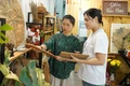 Chị Đỗ Thị Thanh Vân (bên trái)-Giám đốc DNTN Gốm Vân Sơn (phường Quy Nhơn Đông) giới thiệu các sản phẩm gốm Vân Sơn với khách hàng. Ảnh: Việt Hùng