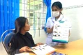 Nhân viên Trạm Y tế xã Lơ Pang hướng dẫn cho phụ nữ mang thai cách chăm sóc thai và khám thai định kỳ. Ảnh: Thu Loan