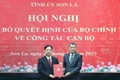Ông Lê Minh Hưng - Ủy viên Bộ Chính trị, Bí thư Trung ương Đảng, Trưởng Ban Tổ chức Trung ương, trao quyết định cho tân Bí thư Tỉnh ủy Sơn La Hoàng Văn Nghiệm.