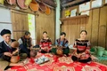 Các nghệ nhân, người dân cùng quây quần chơi nhạc cụ truyền thống, hát dân ca trong một buổi sinh hoạt. Ảnh: D.Đ