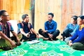 Ban Nhân dân và người có uy tín làng Tờ Lék (xã Vĩnh Thịnh) tuyên truyền phòng, chống tảo hôn và hôn nhân cận huyết thống cho người dân. Ảnh: Chương Hiếu
