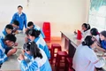 Học sinh Trường THPT Ya Ly có bữa ăn sáng chất lượng nhờ tình yêu thương, trách nhiệm của thầy Bí thư Đoàn trường. Ảnh: Minh Nhật