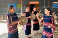 Nghệ nhân Ưu tú Đinh Thị Drinh (bìa phải) miệt mài truyền niềm đam mê cồng chiêng cho các chị em trong Câu lạc bộ cồng chiêng nữ làng Nghe. Ảnh: Đồng Lai
