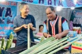 Ông Yaih (bên phải) chế biến món cơm lam truyền thống của người Jrai. Ảnh: Trần Dung
