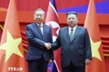 Tổng Bí thư Đảng Lao động Triều Tiên, Chủ tịch Quốc vụ nước Cộng hòa Dân chủ Nhân dân Triều Tiên Kim Jong Un đón Tổng Bí thư Tô Lâm. (Ảnh: Thống Nhất/TTXVN)