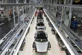 Xe điện Taycan được sản xuất tại nhà máy của hãng ôtô Porsche ở Stuttgart, Đức. (Ảnh: AFP/TTXVN)