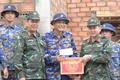 Lãnh đạo Bộ CHQS tỉnh thăm, tặng quà lực lượng của Vùng 3 Hải quân đang hỗ trợ người dân xã Tuy Phước Đông xây dựng nhà.