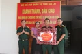 Lãnh đạo Bộ CHQS tỉnh tặng quà cho gia đình Thiếu tá Nguyễn Anh Tuấn