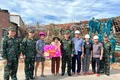 Thiếu tướng Lương Đình Chung (Chính ủy Quân khu 5) thăm, tặng quà các gia đình bị thiệt hại do bão số 13 và động viên lực lượng khắc phục hậu quả bão trong ngày 7.11.