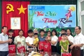 Phó Chủ tịch UBND tỉnh Nguyễn Thị Thanh Lịch tặng quà cho trẻ em tại Làng Trẻ em SOS Quy Nhơn.