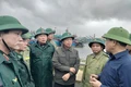 Phó Thủ tướng Chính phủ Trần Hồng Hà (giữa) kiểm tra công tác ứng phó bão số 13 tại khu vực neo đậu tàu thuyền Cảng cá Quy Nhơn.