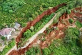 Một đoạn đường Lê Hồng Phong (xã Ia Ly) dài khoảng 100 m đã bị sụt lún hoàn toàn. Ảnh: Minh Phương
