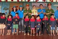 Công an xã Chư Prông trao 165 áo ấm cho học sinh Trường Mầm non Hoa Sữa