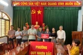 Đoàn công tác của xã Ia Băng trao tặng người dân phường Quy Nhơn Bắc số tiền 200 triệu đồng để khắc phục hậu quả mưa lũ.