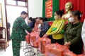 Ban Chỉ huy Bộ đội Biên phòng Gia Lai trao quà cứu trợ bà con vùng lũ.